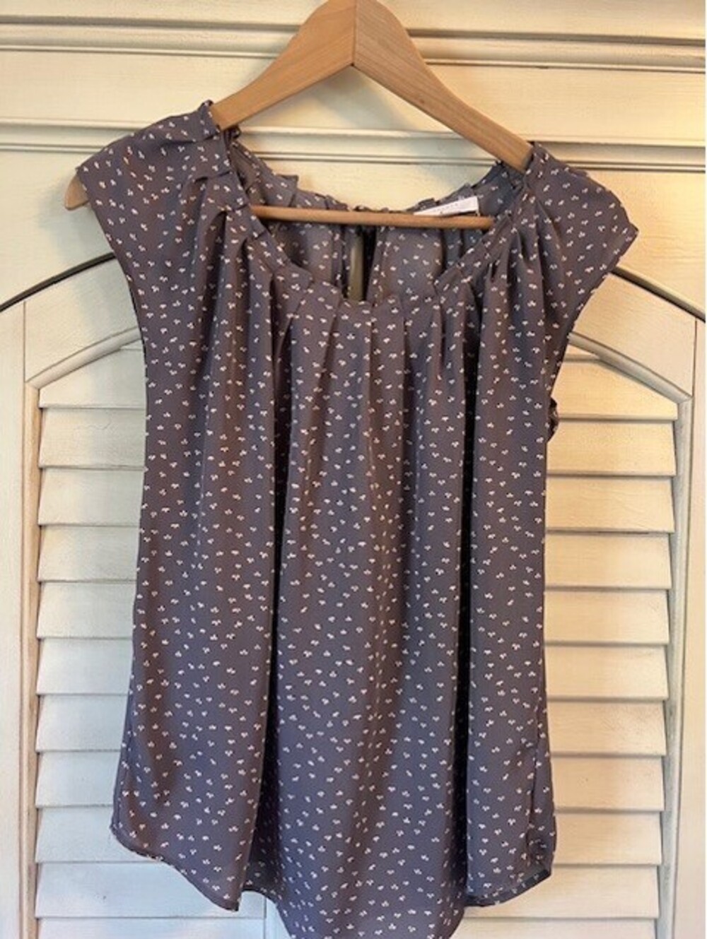 LC Womens XS Shirt Blouse Cap Sleeves Back Tie Bow Gray W/Flowers
